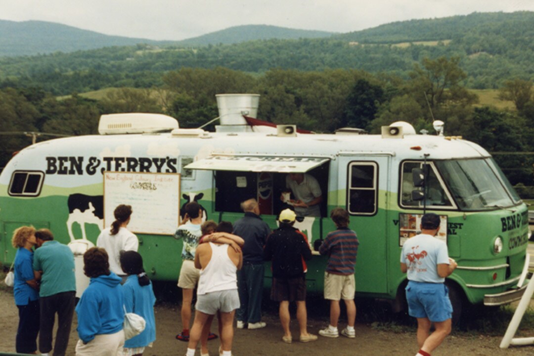 Ônibus Ben & Jerry's Cow com pessoas esperando na fila