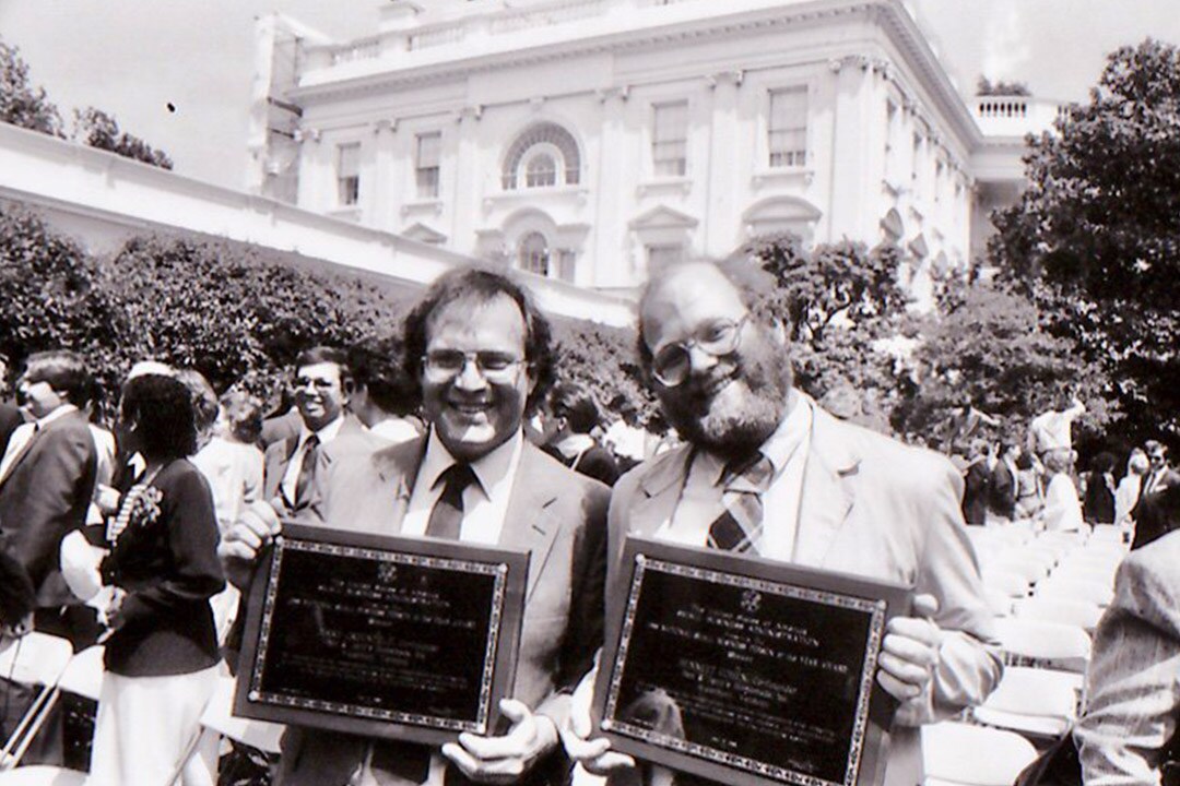 Ben & Jerry segurando suas placas de prêmio